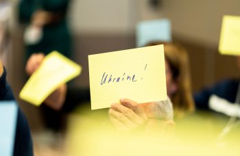 gelber Zettel beim FEBA-Kongress mit der Aufschrift "Ukraine"