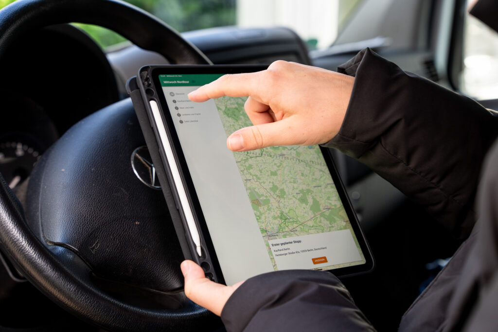 Tablet mit der eco-Plattfrom wird von einem Fahrer der Tafel bedient.