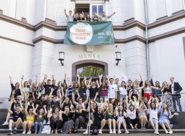 Gruppenfoto der Teilnehmer:innen beim Tafel Jugend-Kongress 2024