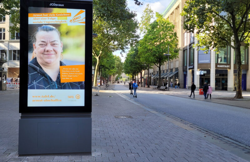 Plakat der Kampagne "Armut hat viele Gesichter" in Hamburg