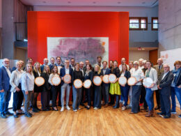 Gruppenfoto mit Tafel-Tellern 2024