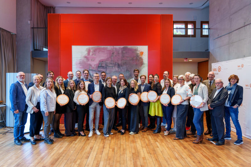 Gruppenfoto mit Tafel-Tellern 2024