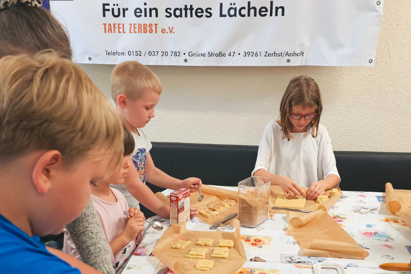 Bücher backen in der Kinder-Tafel Zerbst