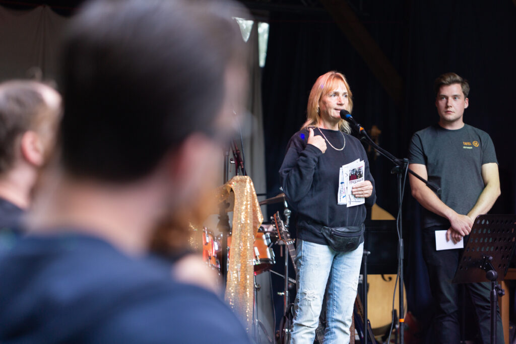 Birgit eröffnet das Fest mit einer Rede.