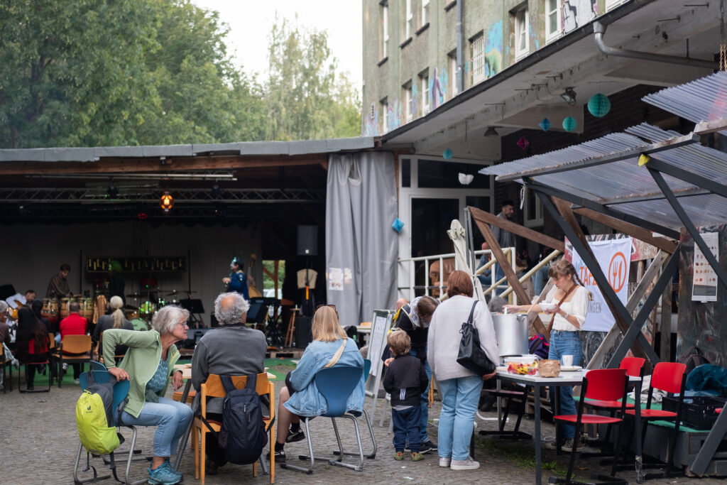 Außengelände des Hauses der Kulturen mit Bühne, Stand der Jungen Tafel Göttingen
