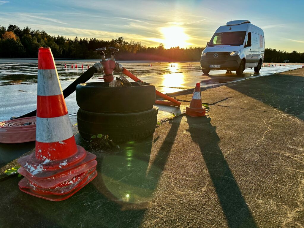 Ein Tafel-Fahrzeug im Sonnenuntergang