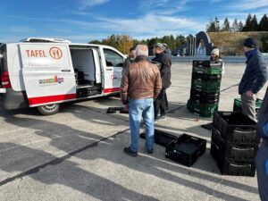 Tafel-Aktive beladen ein Fahrzeug.