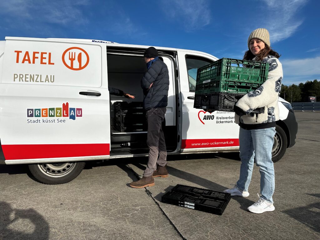 Tafel-Aktive beladen ein Fahrzeug mit Kisten.