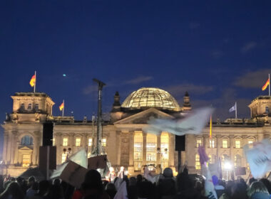 Demonstration bei Nacht vor dem Bundestag