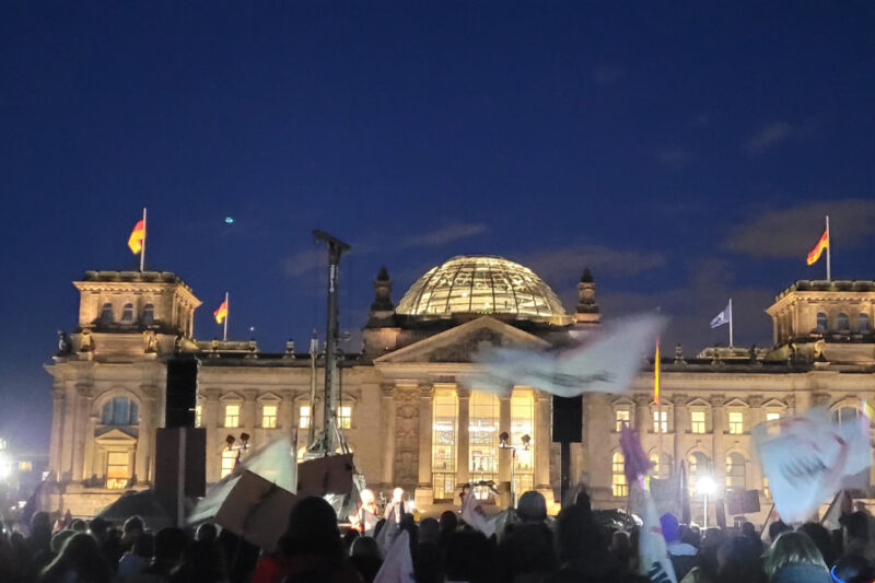 Demonstration bei Nacht vor dem Bundestag