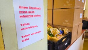 An der Wan der Sangerhäuser Tafel hängt ein Schild mit dem Aufdruck "Unser Grundsatz muss auch zukünftig lauten: Tafeln unterstützen, Tafeln versorgen nicht.