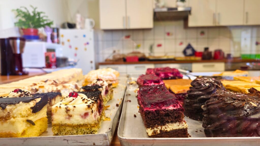 Auslage von Kuchenstücken in der Sangerhäuser Tafel