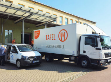 Das kleine Tafel-Auto steht neben dem großen Lkw der Tafel Sachsen-Anhalt. Wo kommen die Lebensmittel der Tafeln her? Aus dem Einzelhandel, abgeholt vom kleinen Auto, und aus dem Tafel-Lager des Landesverbandes.