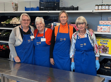4 Tafel-Helferinnen posieren in neuen Schürzen, die die Tafel Dieburg dank der Lidl-Pfandspende kaufen konnte.