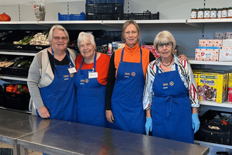4 Tafel-Helferinnen posieren in neuen Schürzen, die die Tafel Dieburg dank der Lidl-Pfandspende kaufen konnte.