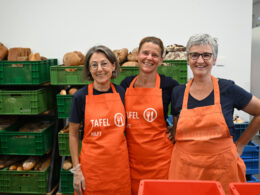 3 Tafel-Helferinnen posieren für den Tag des Ehrenamts