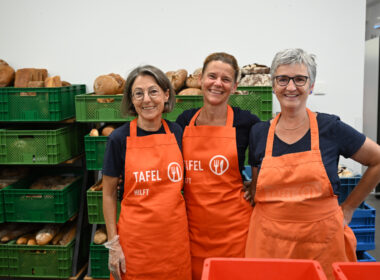 3 Tafel-Helferinnen posieren für den Tag des Ehrenamts