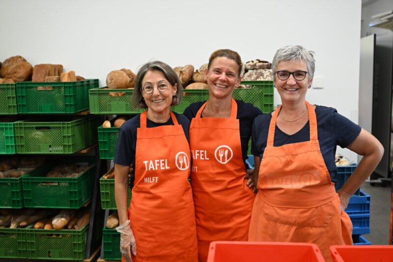 3 Tafel-Helferinnen posieren für den Tag des Ehrenamts