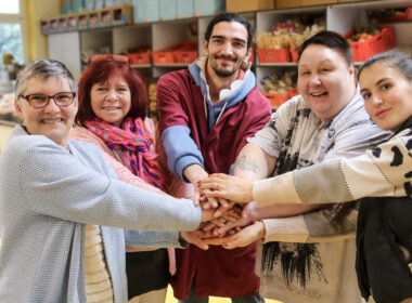 5 Tafel-Aktive posieren mit zusammengelegten Händen für Vielfalt im Engagement
