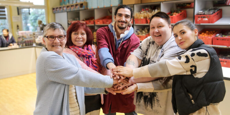 5 Tafel-Aktive posieren mit zusammengelegten Händen für Vielfalt im Engagement