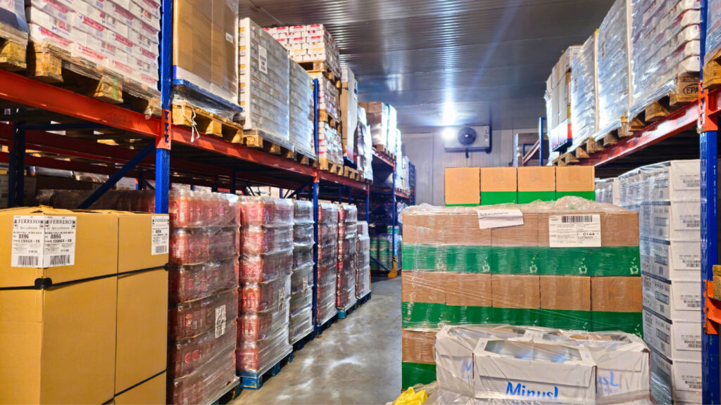 Volle Regale im Lager der Tafel Bayern – auch dank der Allianz für Lebensmittelrettung