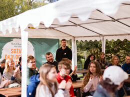 Beim CAMP der Tafel Jugend sitzen Engagierte zusammen im Freien.