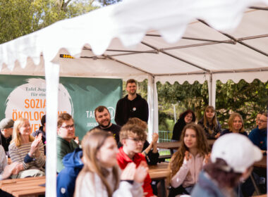 Beim CAMP der Tafel Jugend sitzen Engagierte zusammen im Freien.