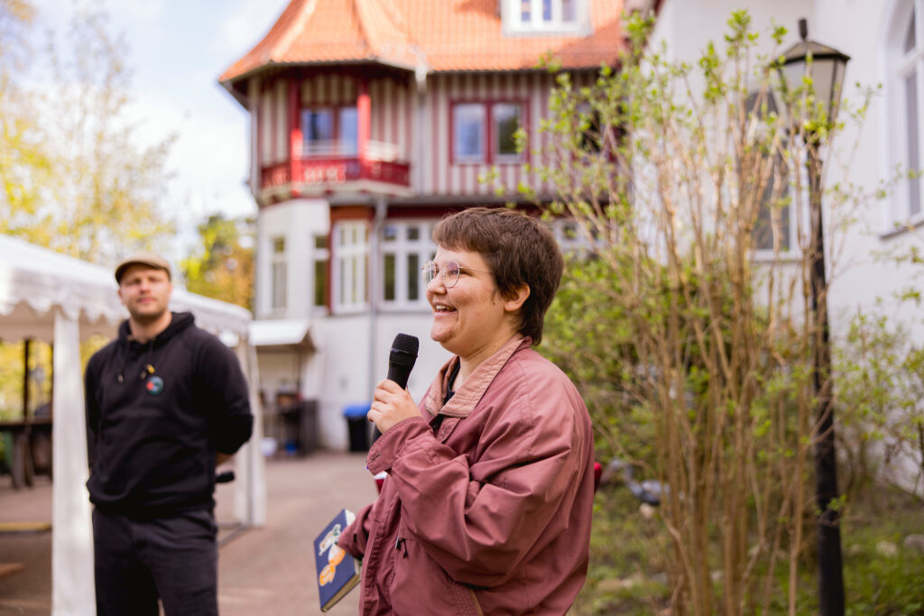 Rico Gold-Jaudas und Rebekka Wirth halten eine Rede.