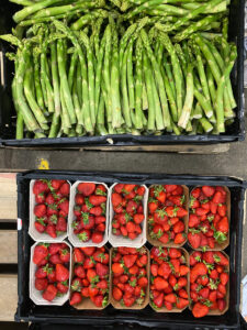 Erdbeeren und Spargel kommen als Saisonware bei den Tafeln an.