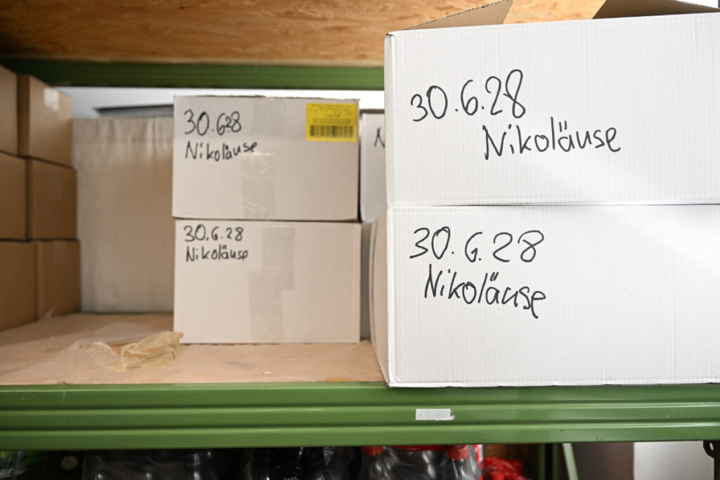 Nikoläuse im Tafel-Lager mit MHD 2028