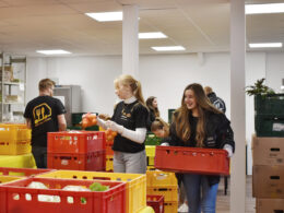 Helfer:innen der Saturday Suppliers sortieren Lebensmittel.