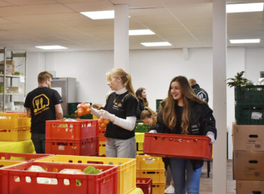 Helfer:innen der Saturday Suppliers sortieren Lebensmittel.