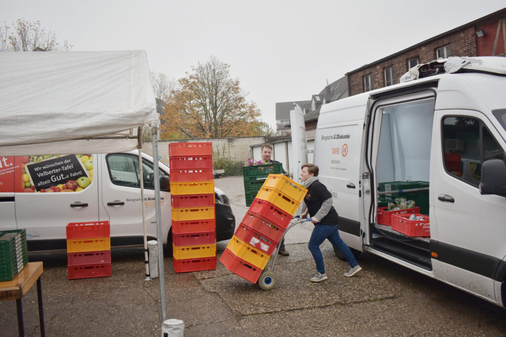 Die Saturday Suppliers laden Kisten aus einem Fahrzeug,