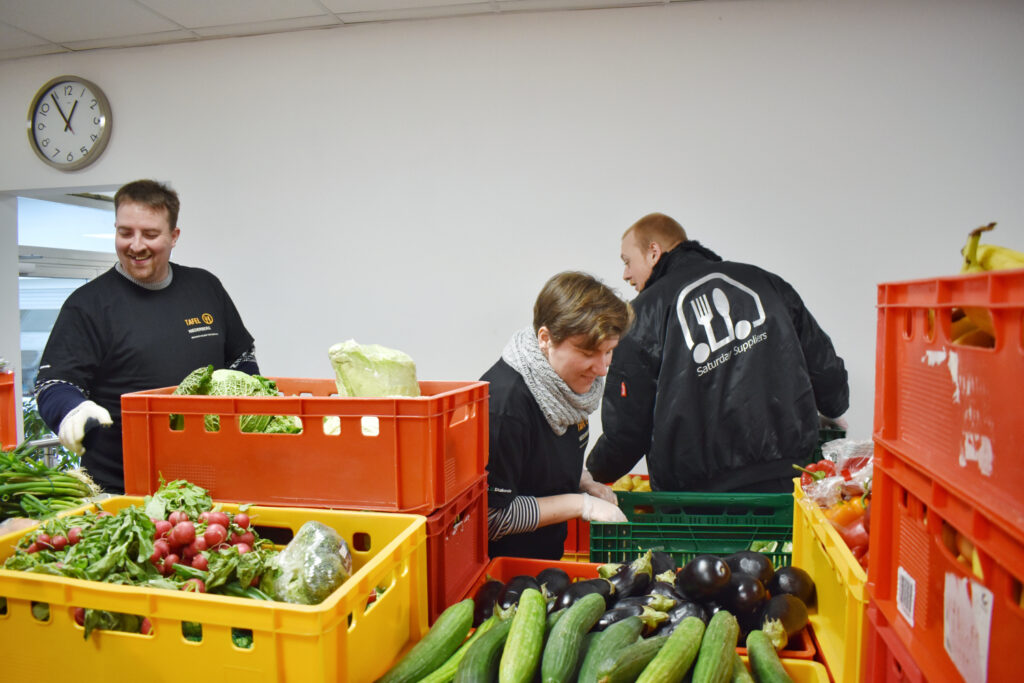 Die Saturday Suppliers sortieren Gemüse.