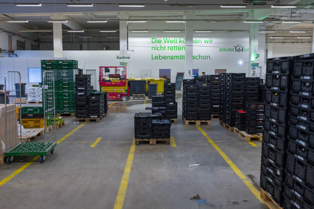 Blick in die Halle der Berliner Tafel.