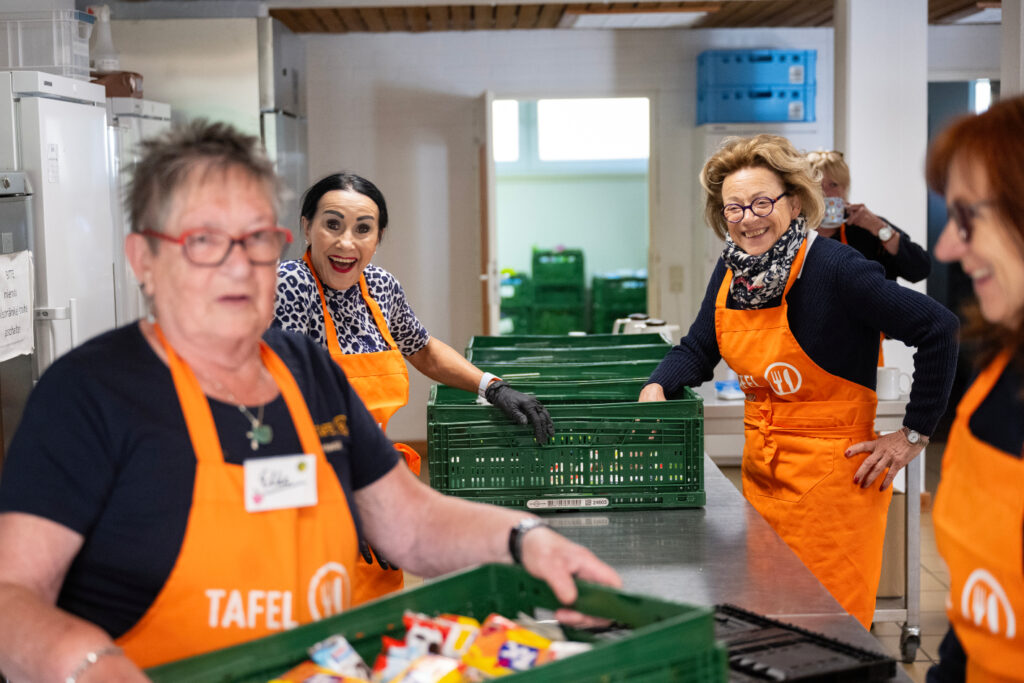 Tafel-Helferinnen der Pirmasenser Tafel lachen gemeinsam.