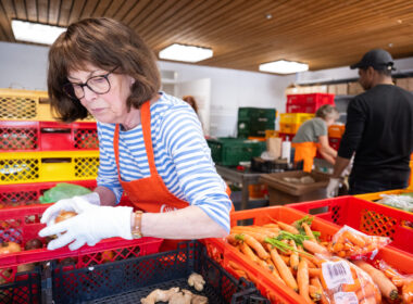 Lebensmittelretter:innen bei den Tafeln sortieren Gemüse.