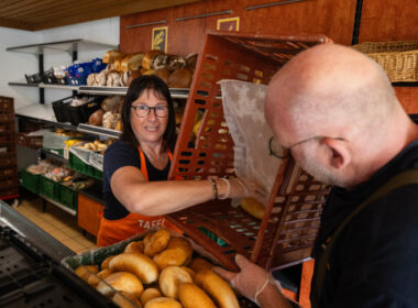 2 Tafel-Helfer:innen sortieren Brötchen nach dem Motto "Teilen, um zusammenzuhalten".