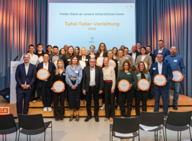 Empfänger:innen des Tafel-Tellers 2026 posieren gemeinsam