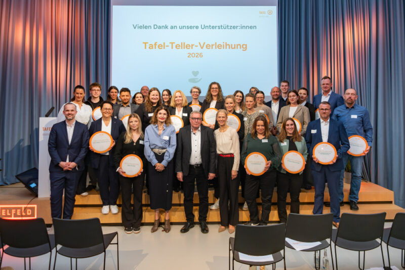 Empfänger:innen des Tafel-Tellers 2026 posieren gemeinsam